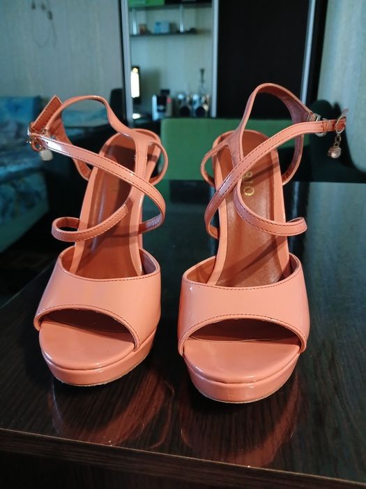 Продам босоножки на шпильке