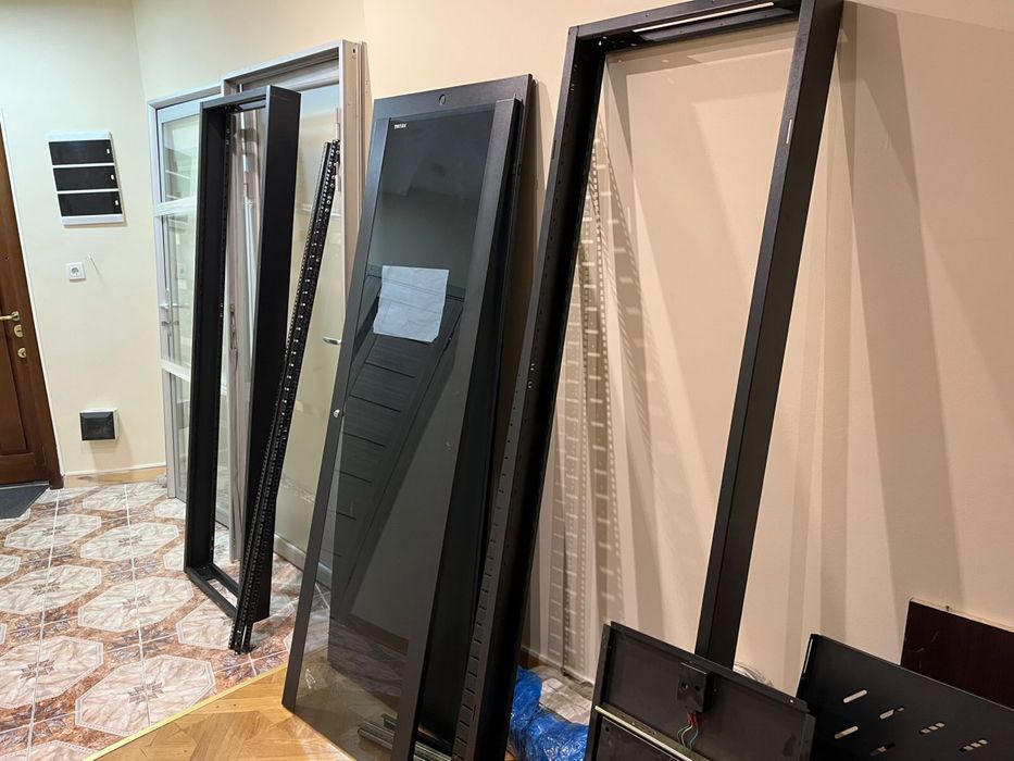 Продается серверный шкаф