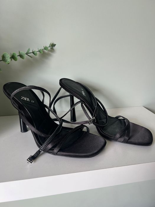 Обувки на висок ток