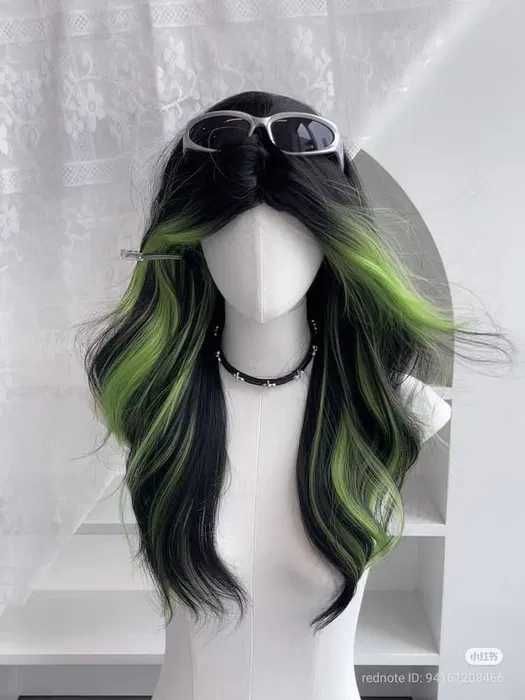 Черна чуплива перука с лимонено жълти кичури