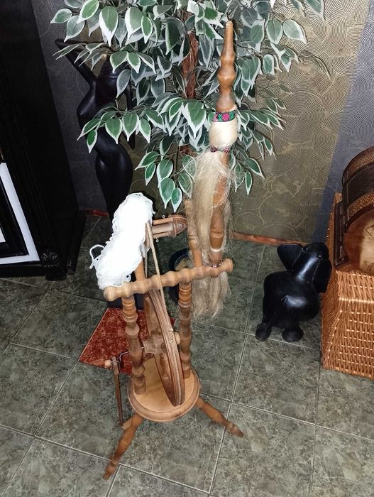 Колекционерски чекрък и колекционерска масичка