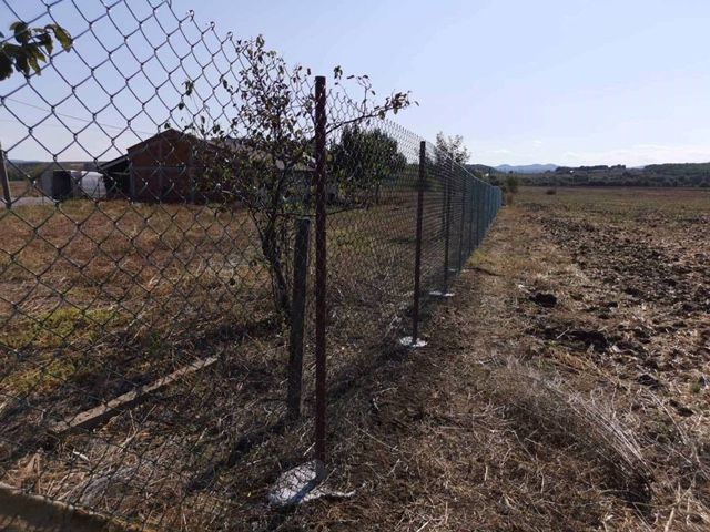 Изграждане на Огради с Метален Профил Тръби Циментови Колове и Мрежа