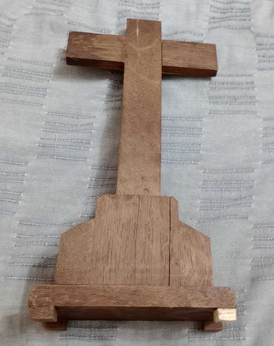 Crucifix catolic de masa altar stejar 35 cm. cu defecte