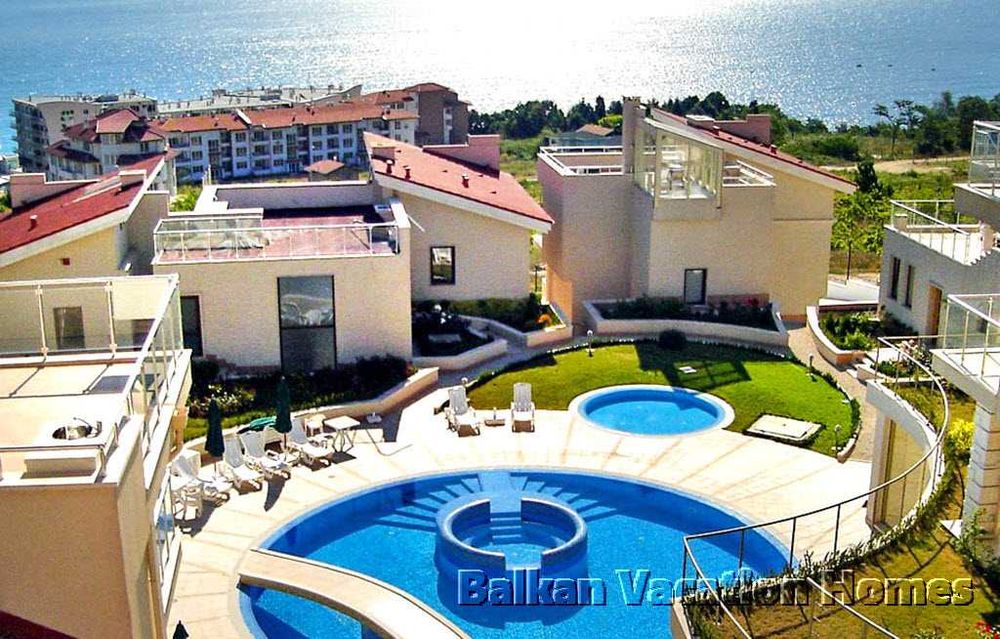 Триетажна къща близо до плажа в Бяла