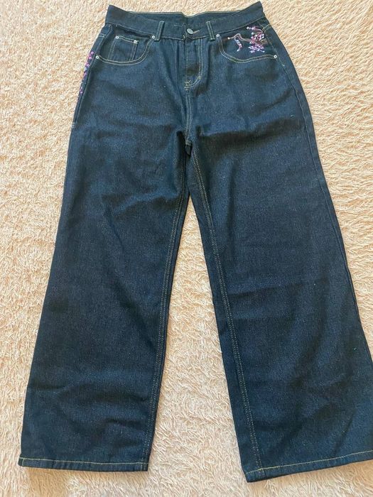 Джинсы с вышивкой сакуры