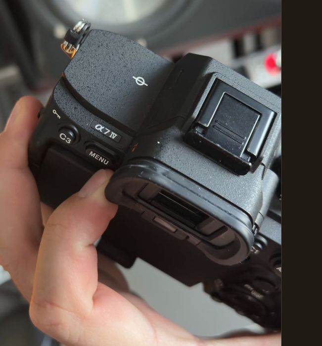 Sony A7 IV + 85mm f/1.8 + ZEISS 35mm f/2.8 + DJI RS 4 Pro Combo