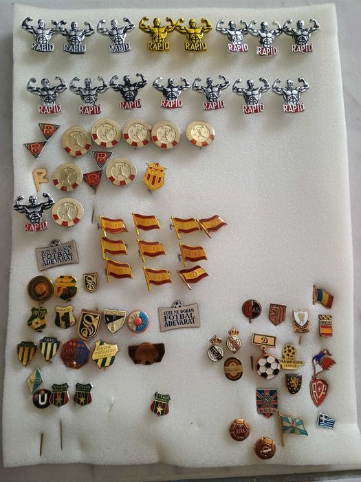 Vand fanioane, embleme, insigne RAPID BUCURESTI, anii 80, de colectie!