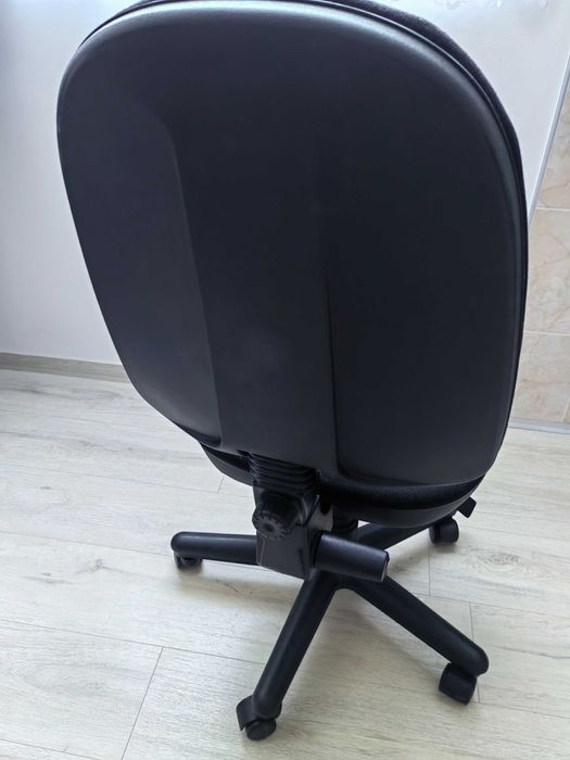 Продавам офис стол