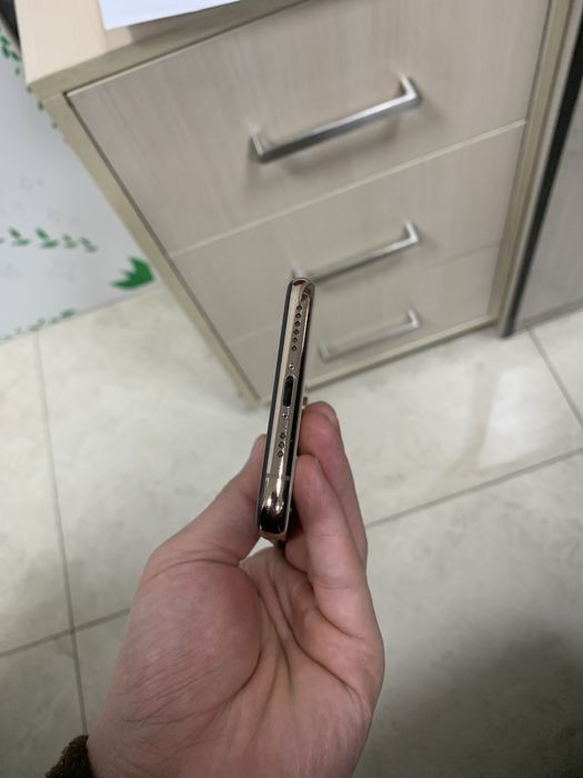 Iphone xs  xotira 64 yomkst 69 narxi 150$ kelishiladi obmen bor