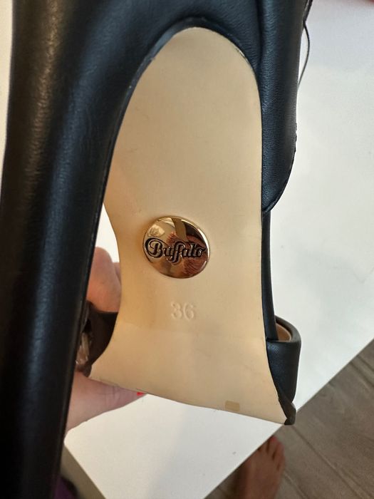 Черни токчета BUFALLO