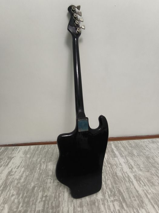 бас-гитара «Тони́ка» (Tonika)