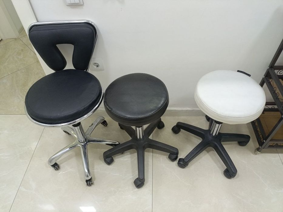 Стульчики на колесах и пуфик