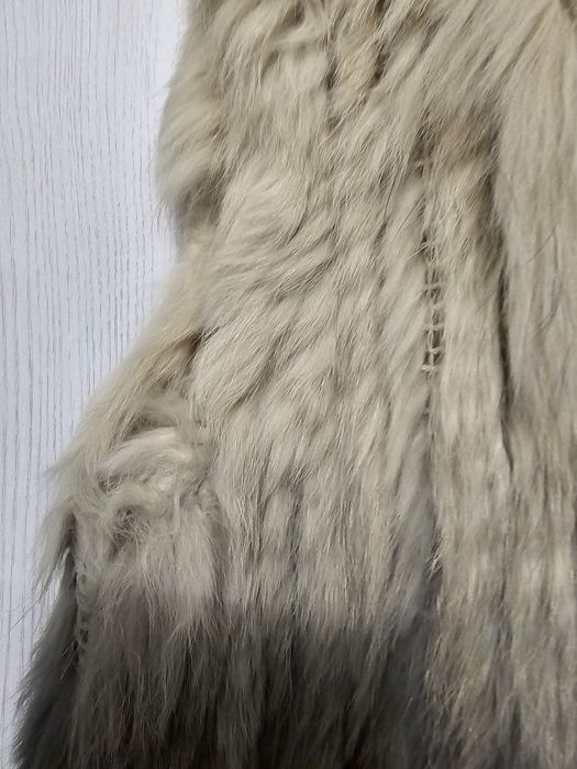 Vesta blana naturala pe material tricotat