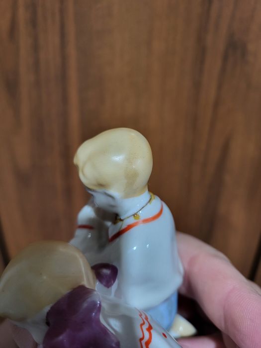 Статуэтка дети кормят голубей