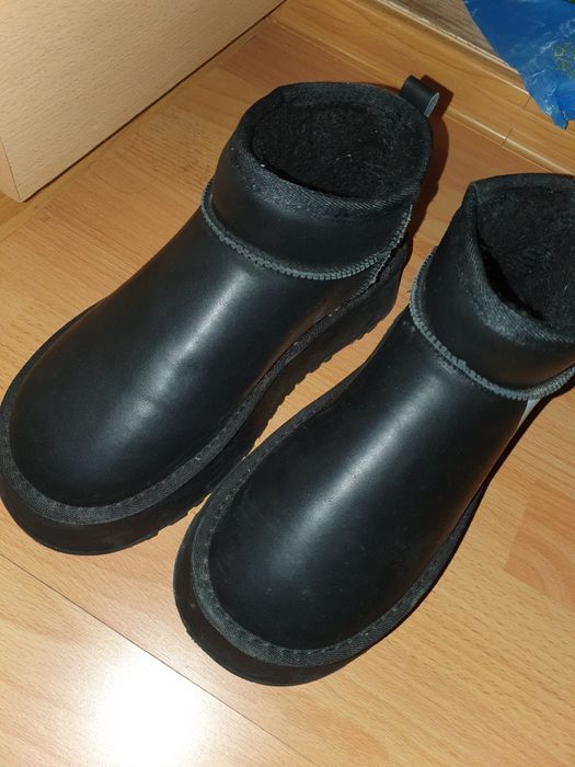 Продам угги очень теплые с мехом внутри