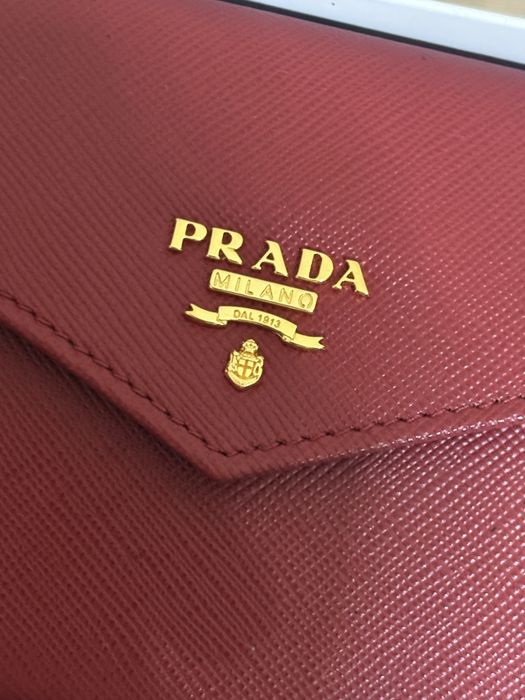 Portofel Prada cu strap pentru incheietura