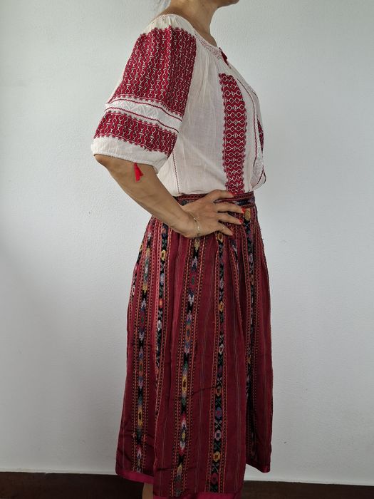 Vind costum popular traditional