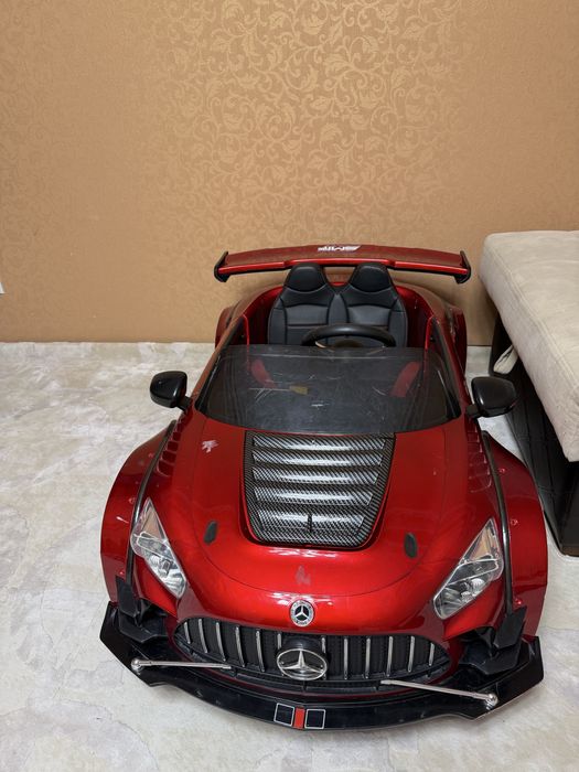 Детская машинка красная