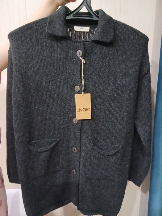 Стильный свитер на пуговицах с этикеткой Новый Турция