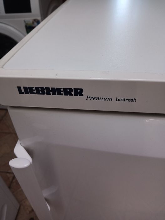 Малък хладилник фреш зона Liebherr с две години гаранция!
