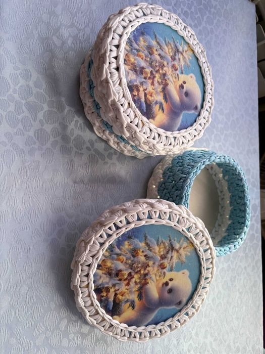 Ръчно изплетени коледни панерчета с капак