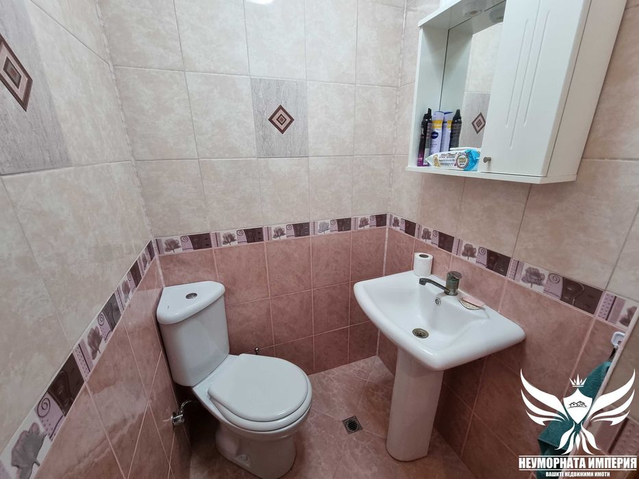 Триетажна къща 448РЗП с 410кв.м. двор в село Чешнегирово, общ.Садово