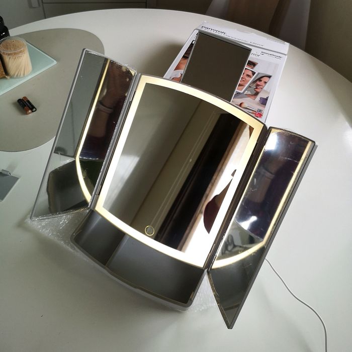 3-в-1 LED козметичен органайзер със сгъваемо огледало, InnovaGoods