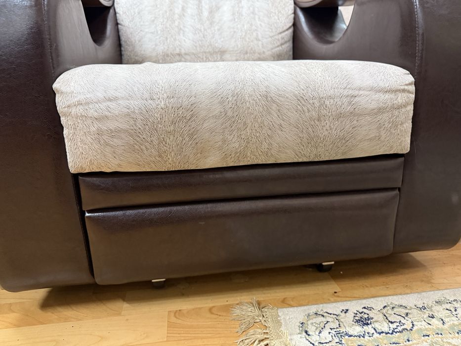 Кресло в коричневом цвете