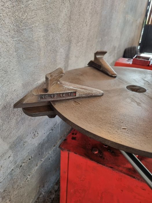 Машина за монтаж и демонтаж ма гуми