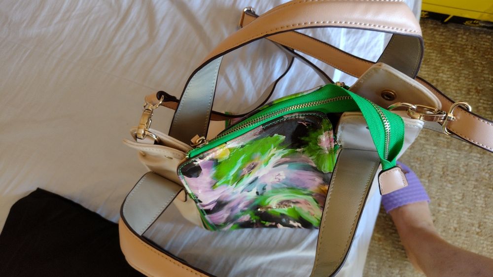 Нова чанта Axel, лак, без етикет