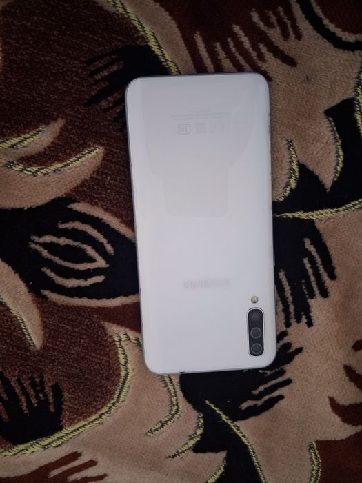 Продам телефон Samsung a50
