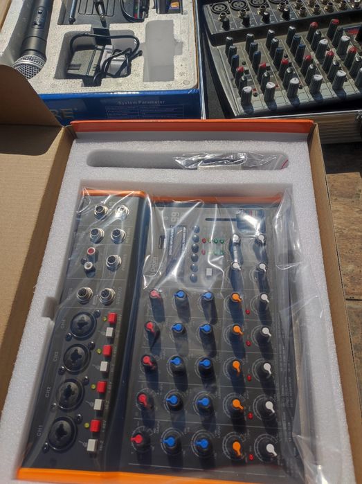 Mixer cu efecte nou . Si microfoane boxe . Statie putere