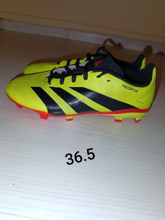 Детски футболни бутонки