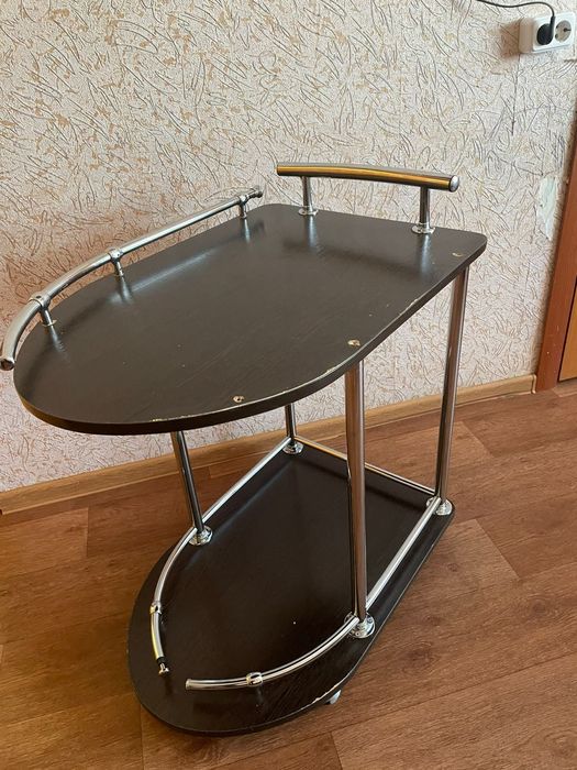 Продаю столик на колесиках