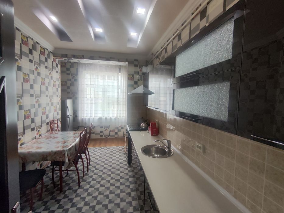 Сдаётся 2х комнатная квартира в центре города.