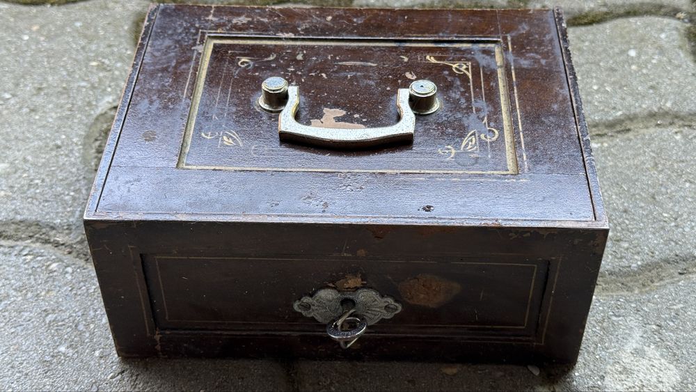 Cutie de valori antica 1800 metal cu cheie