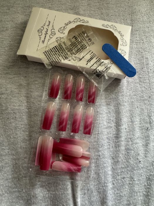 Unghii false press on, de llipit