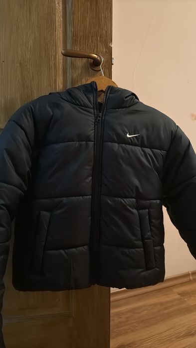 Продавам яке на Nike.Чисто ново е,не е носено.Продавам го,защото е поръчано XS,а по-скоро отговаря на S/M.