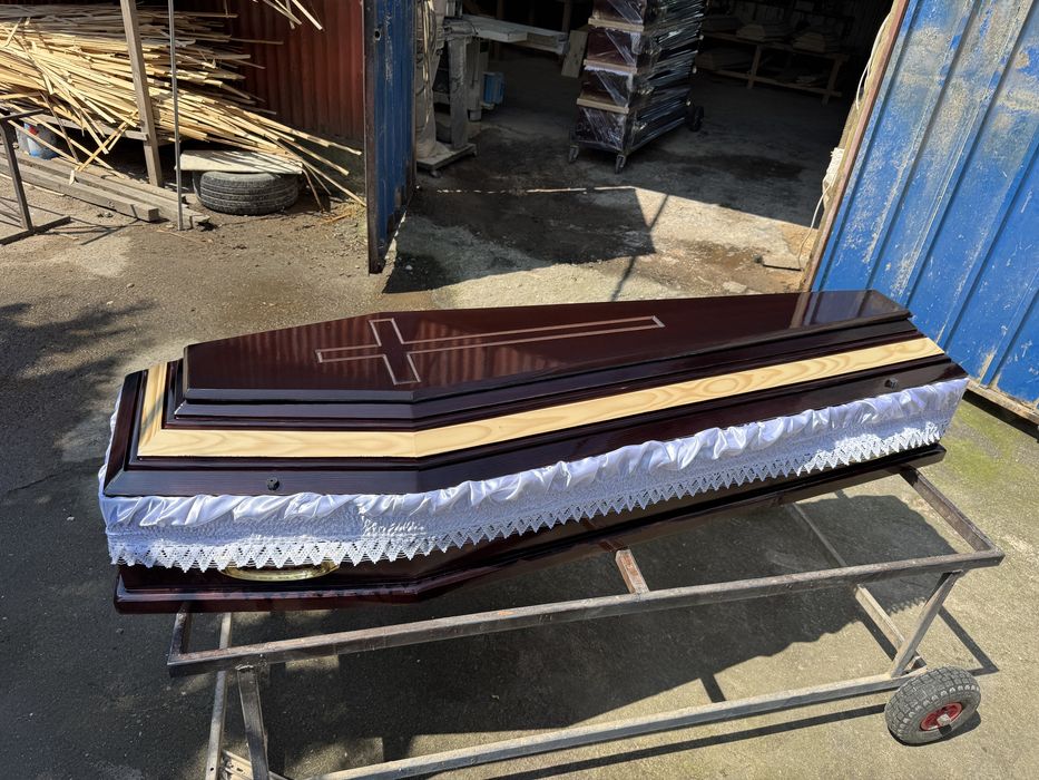 Producător și distribuitor Sicrie 6 sau 4 Colțuri