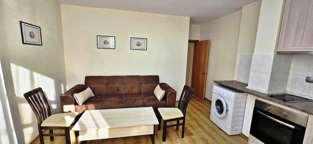 Обзаведен тристаен апартамент в близост до централния плажа