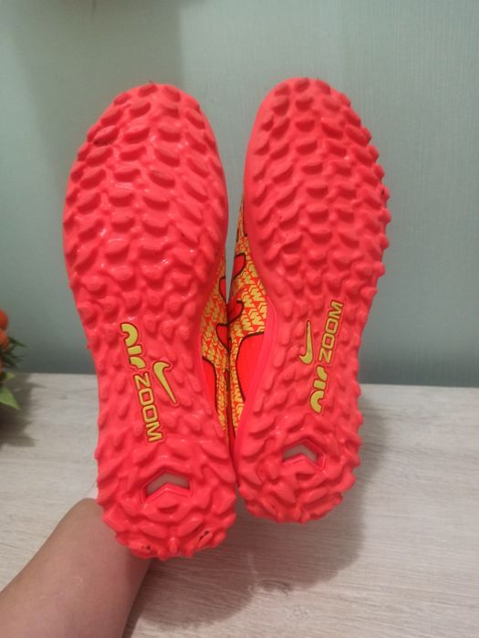 Футбольные бутсы, сороконожки