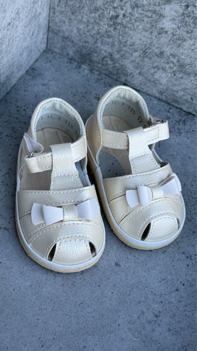 Продам новые сандалики