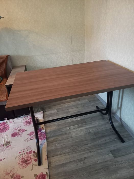 Продаётся стол, диван, тумба, гладильная доска, палас  б/у. Самовывоз