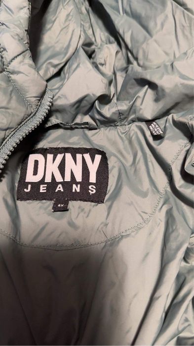 Geaca cu puf fetita DKNY la varsta de 5/6 ani.