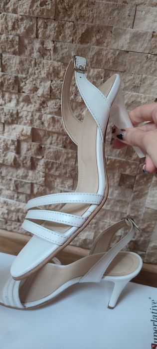 Sandale albe , din piele ,mărimea 35