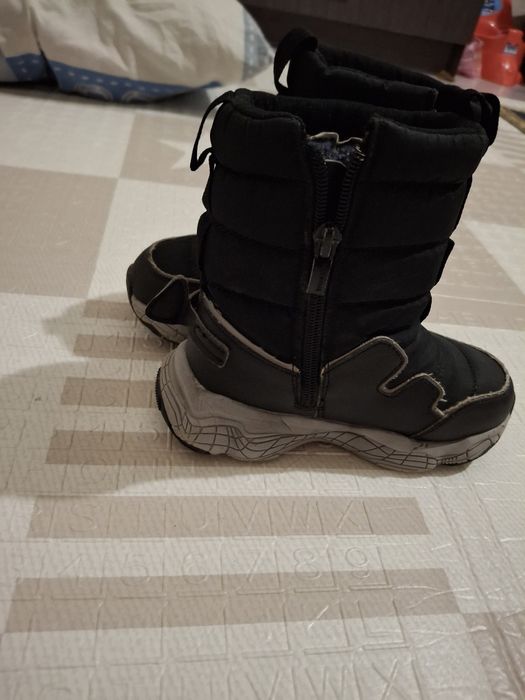 Продаю детскую обувь 7000 есть торг