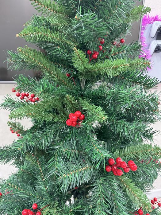 Ёлка, почти новая.