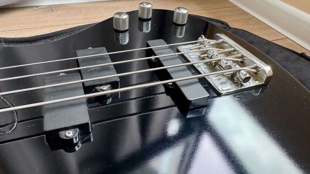 Бас китара Washburn T14 + калъф + комплект струни