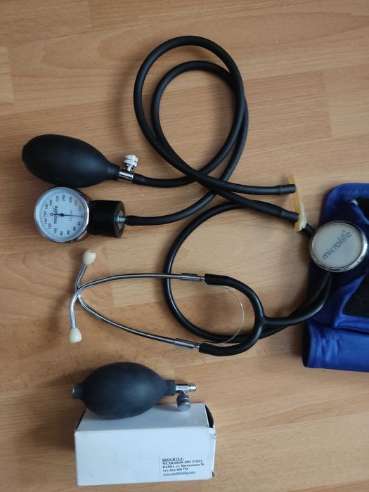 Зарядно, манометър, слушалки, 2бр.помпи и маркучи