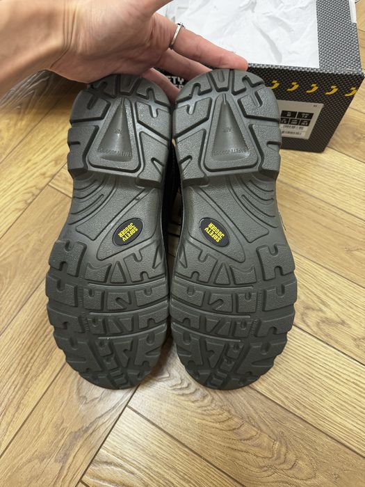 Продам спец обувь Safety jogger